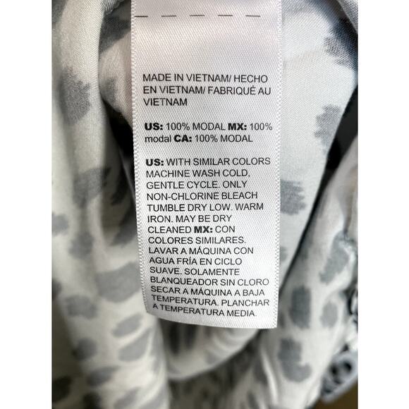 Chico’s XL (3) Black White Animal Print Button Down Blouse Long Sleeve Top - Picture 4 of 5